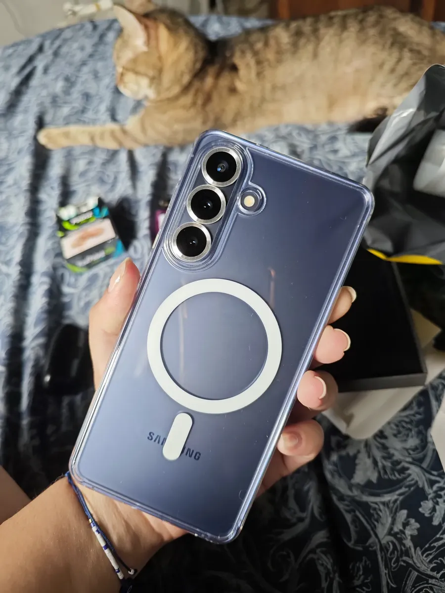 Celular violeta com capa